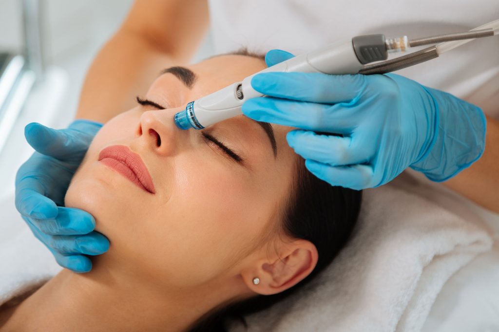 Fattan Polyclinic - HydraFacial Dubai Treatment being done | Vacuum Tipped Pen used in HydraFacial treatment